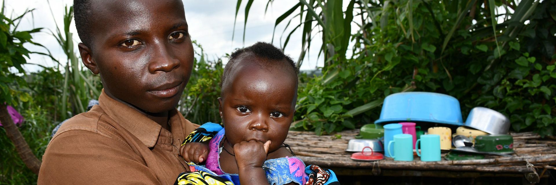 [Translate to Englisch:] Flüchtling in Uganda mit Kleinkind im Arm