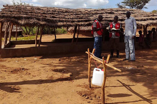 Wasserkanister dienen den Menschen in Uganda zum Händewaschen.