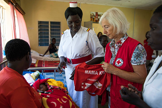 Donata Freifrau Schenck zu Schweinsberg zusammen mit ugandischen Rot-Kreuz-Mitarbeitern