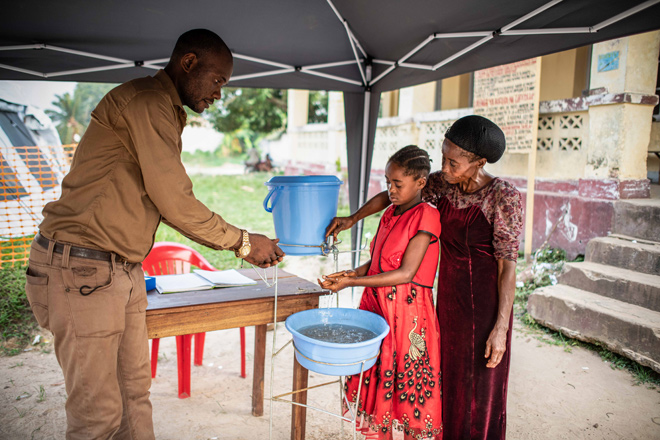 Foto: Kongolesisches Mädchen wäscht sich die Hände zur Vorbeugung von Ebola