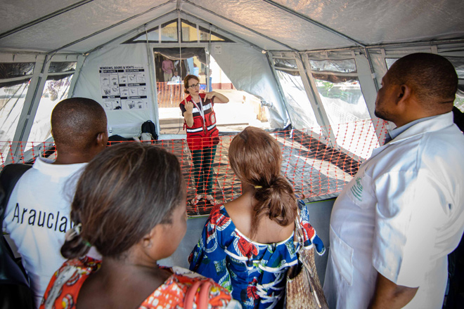 Foto: Rotkreuzlerin informiert kongolesische Ärzte über den Umgang mit Ebola-Patienten
