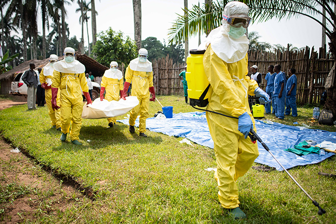 Foto: Simulation einer sicheren Beerdigung in der DR Kongo zum Schutz vor Ebola
