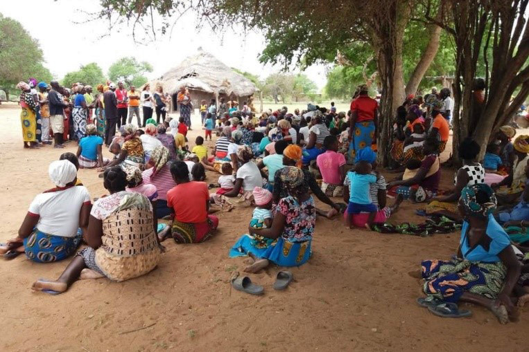 Dorfbewohner in Afrika bei einer Gemeinschaftsveranstaltung zur Vorbereitung auf Katastrophen