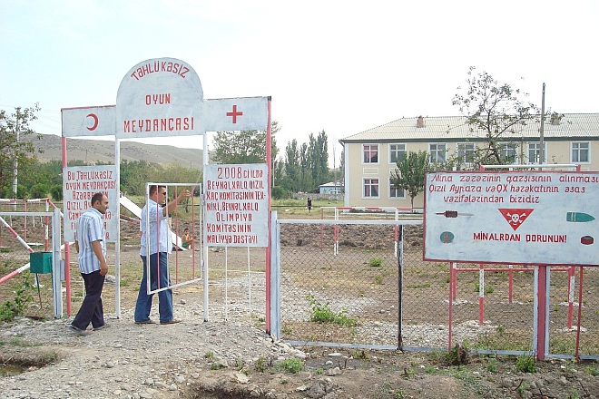 Hilfe und Spenden für Aserbaidschan zum Bau sicherer Spielplätze