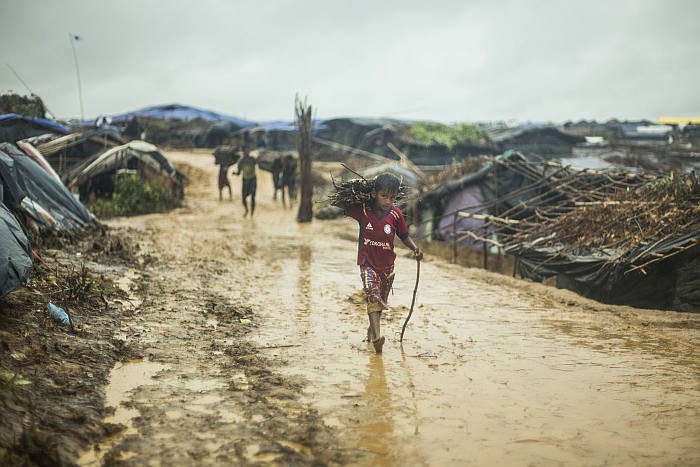 Junge auf schlammigem Weg in Bangladesch