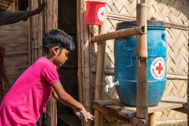 Flüchtlingskind aus Rakhine wäscht sich die Hände 
