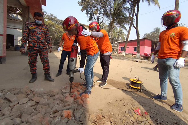 Übung zu Naturkatastrophen: Rothalbmondhelfer öffnen einen Betonboden bei einer Übung