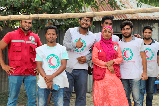 Foto: Eine Gruppe von Freiwilligen des Bangladeschischen Roten Halbmonds