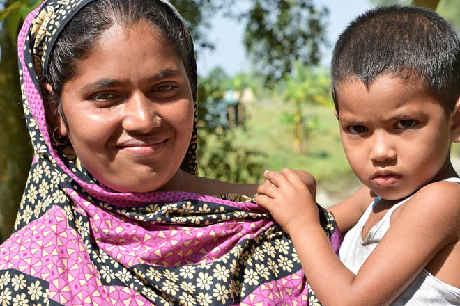Foto: Portrait einer Bangladeschin mit Jungen auf dem Arm