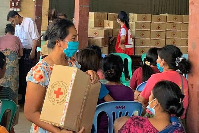 Hilfe für Myanmar: Frau erhält Hilfsgüter