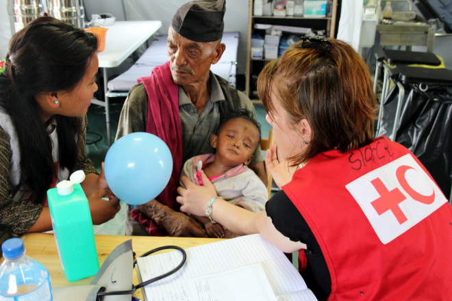 Kind, Vater und Helfer in Basisgesundheitsstation