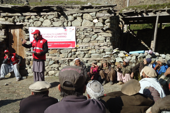 Pakistani und Rotkreuz-Helfer planen den Wiederaufbau in Pakistan