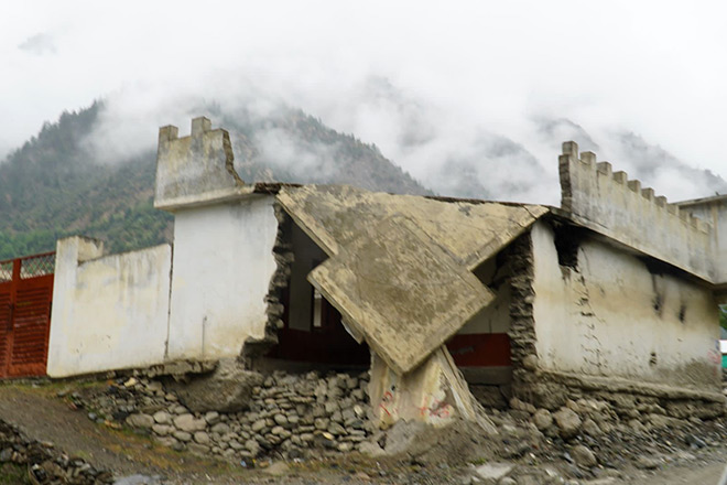 Vor der Katatrophenhilfe: Durch Erdbeben zerstörtes Haus in Pakistan