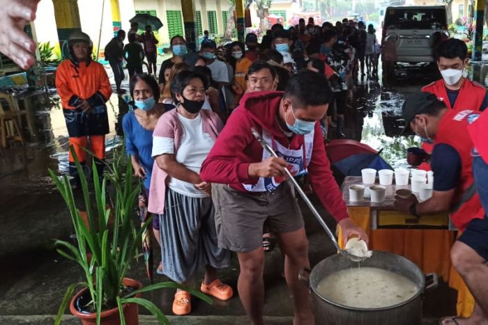 Spenden für die Philippinen: Essensausgabe des Roten Kreuzes nach Taifun Rai auf den Philippinen