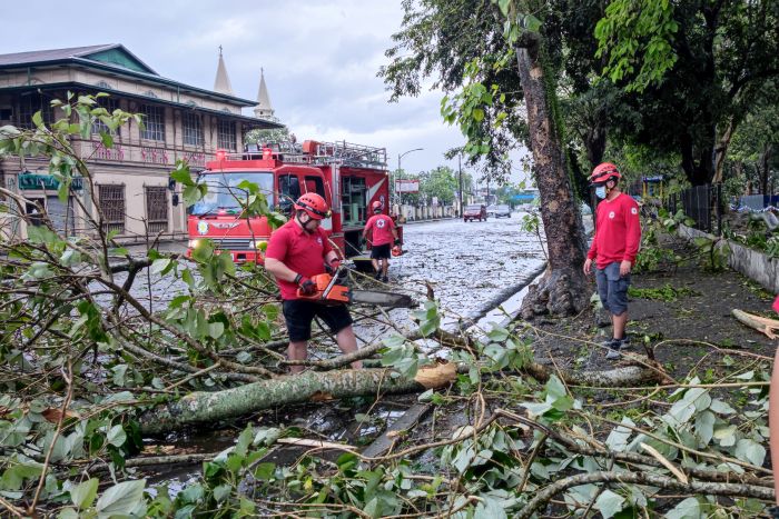 Rotes Kreuz räumt umgefallene Bäume von Straßen nach Taifun auf den Philippinen
