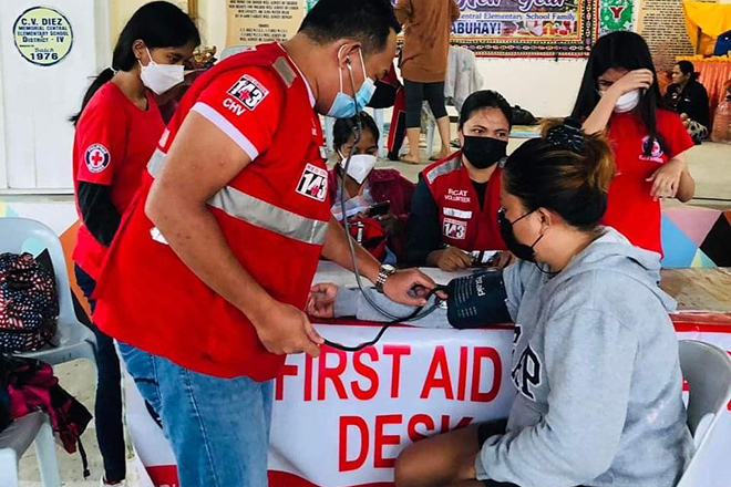 Rotkreuzfreiwillige leisten Erste Hilfe auf den Philippinen