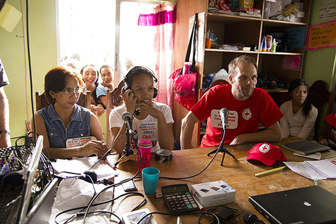 Foto: DRK-Delegierter in einer philippinischen Radiostation