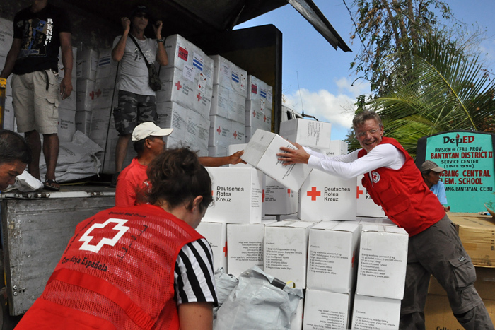 LKW mit Hilfsgütern und DRK-Helfer bei der Arbeit nach dem Taifun