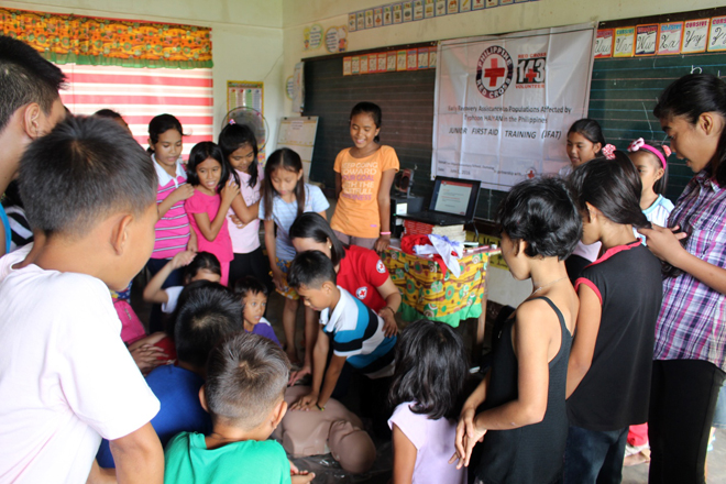 Foto: Philippinische Kinder und Jugendliche beim Erste-Hilfe-Training.