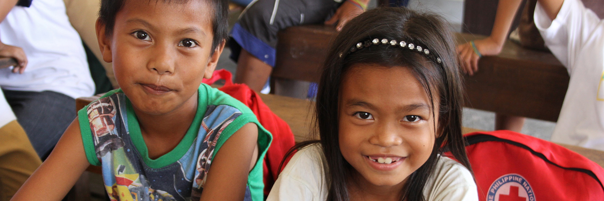 Zwei philippinische Kinder auf einer Schulbank