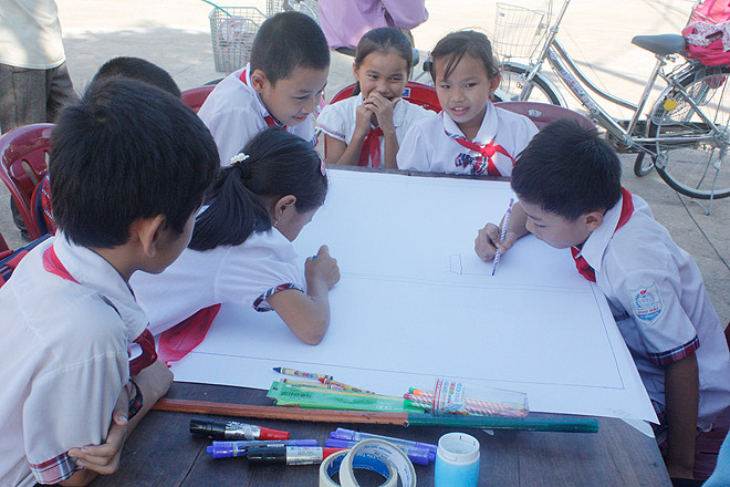 Vietnamesische Kinder zeichnen