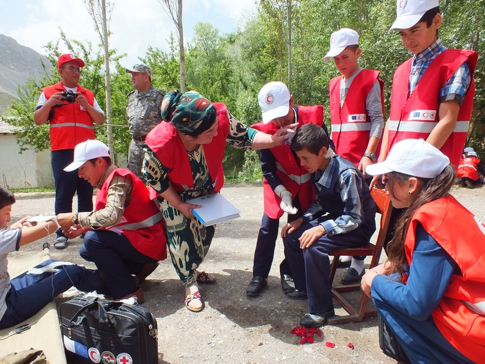 Erste-Hilfe-Übung mit dem Roten Halbmond Tadschikistan