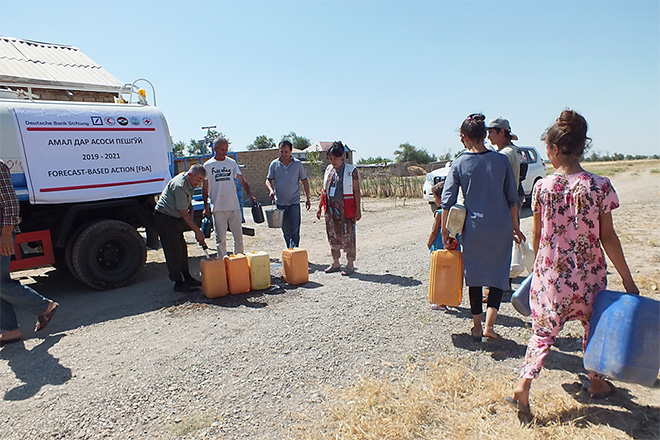 Tadschiken holen sich Wasser an einem Wassertruck