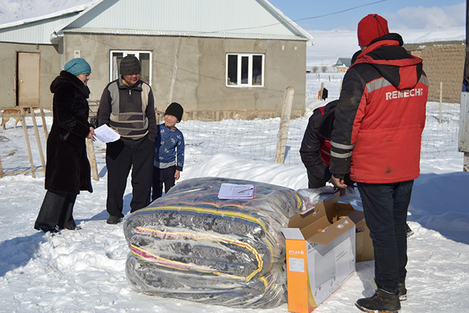 kirgisische Familie erhält vom Roten Halbmond Winterhilfsgüter