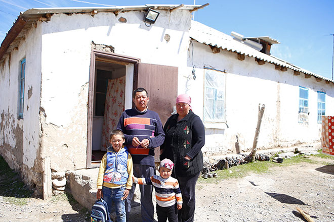 Foto: Kirgisische Familie vor ihrem Haus