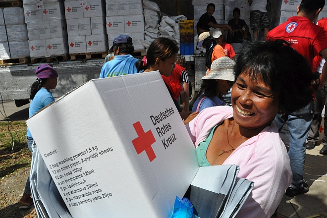 Deutsches Rotes Kreuz, Auslandsarbeit, Hilfe, Asien, Taifun, Paket, Hygieneartikel, Frau, DRK