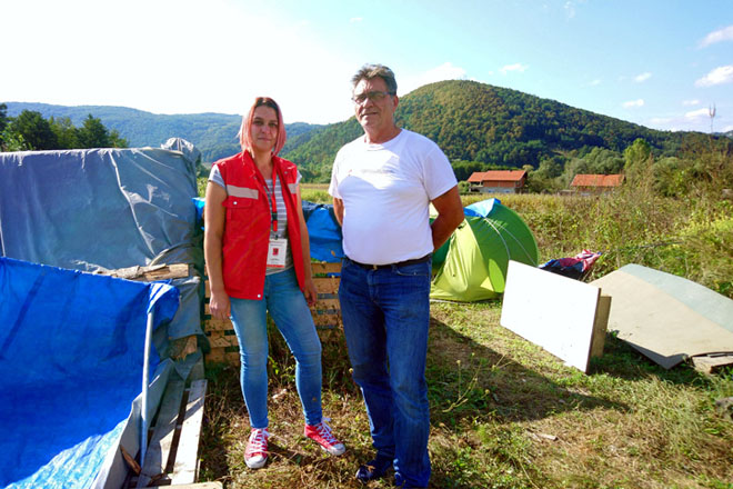 Foto: Zwei Rotkreuzhelfer vor den Hügeln Bosnien-Herzegowinas