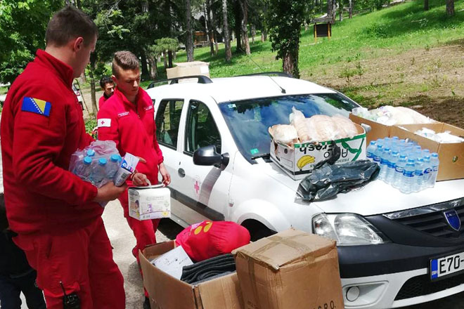 Foto: Mobiles Rotkreuzteam mit Hilfsgütern in Bosnien-Herzegowina