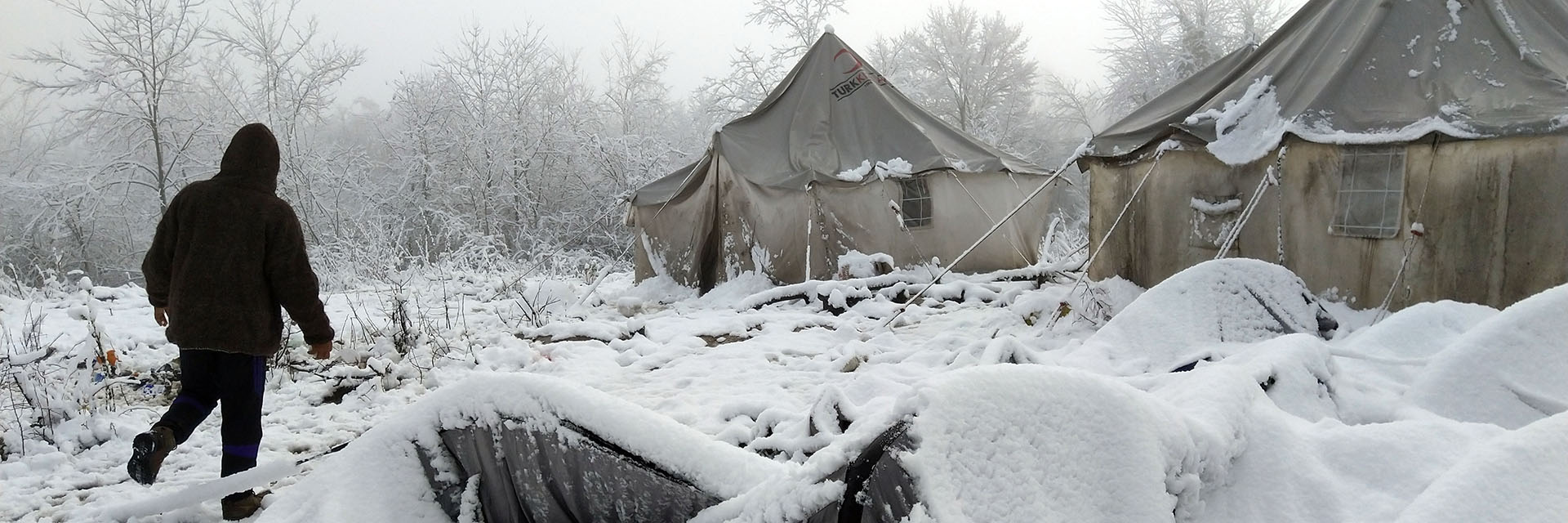 Zelte der Flüchtlinge in Bosnien im Winter