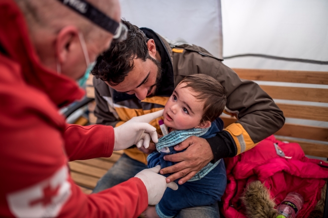 Mobiles Gesundheitsteam behandelt Flüchtlingskind
