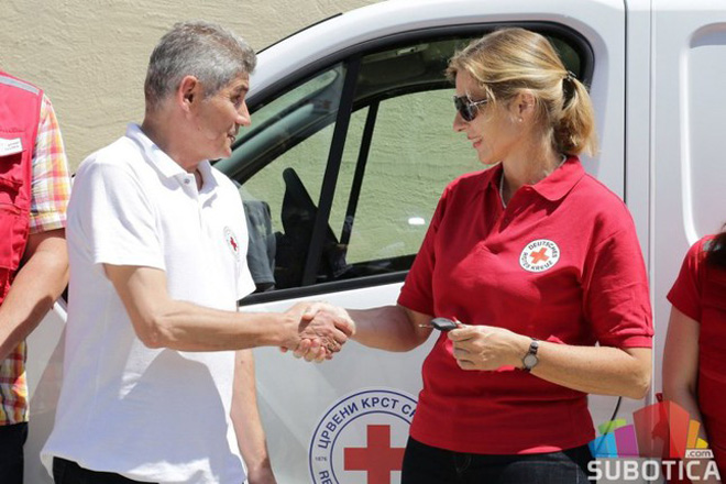 Mitarbeiter des Serbischen und des Deutschen Roten Kreuzes
