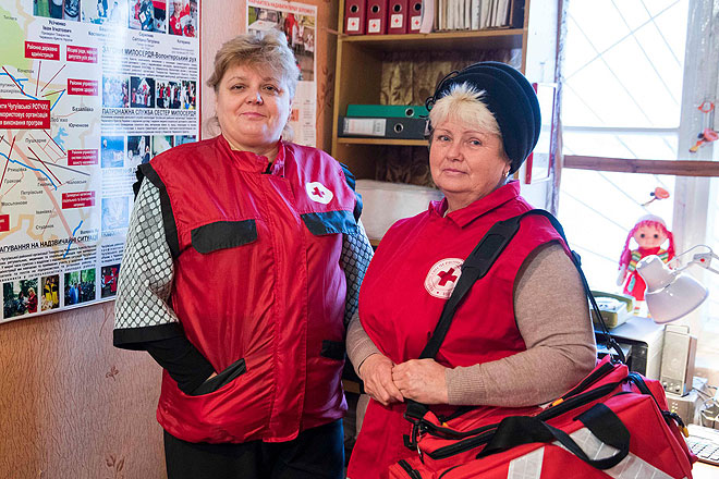 Zwei Krankenschwestern des Ukrainischen Roten Kreuzes