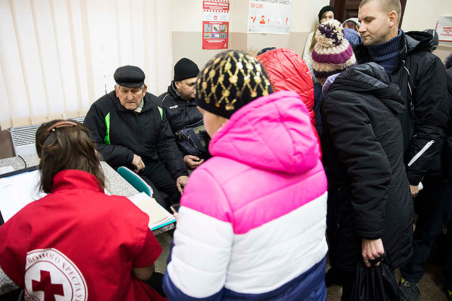 Ukrainische Binnenflüchtlinge in Charkov bei der vergabe von Einkaufs- und Apothekengutscheinen