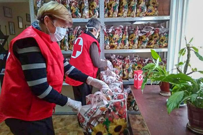Ukraine Covid19-Soforthilfe: Lebensmittel in Tüten verpacken