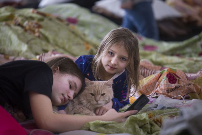 Zwei Mädchen mit Katze in einer Notunterkunft in Lublin 