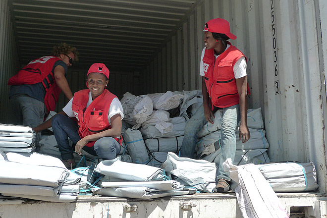 Rot Kreuz Mitarbeiter laden einen LKW mit Hilfsgütern aus