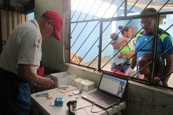 Ein Mitarbeiter des Kolumbianischen Roten Kreuzes und Patienten 