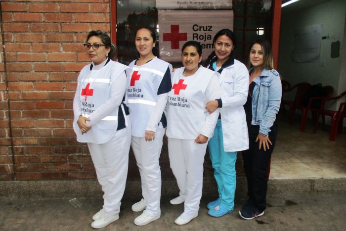 Mitarbeiterinnen des Kolumbianischen Roten Kreuzes unterstützen Migranten aus Venezuela