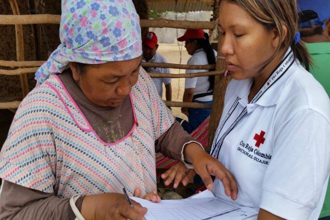 Freiwillige hilft älterer Dame aus Venezuela in der Grenzregion