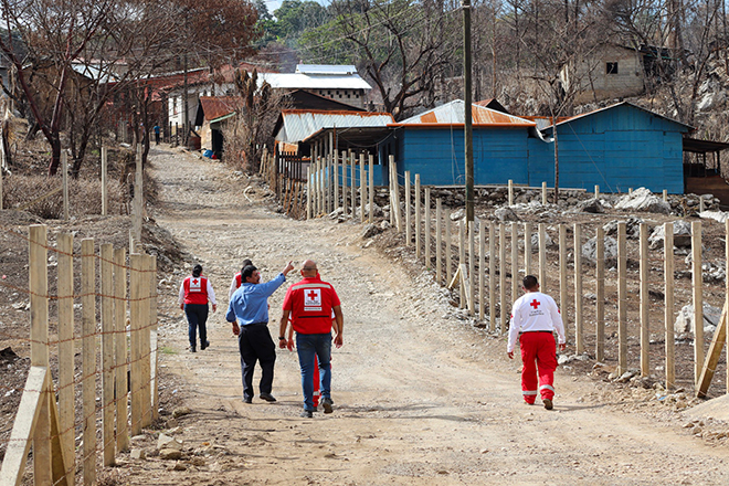 Rotkreuzmitarbeiter besuchen eine verwüstete Region in Lateinamerika