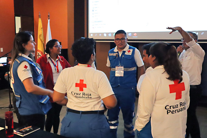 Foto: Lateinamerikanische Helfer beim Austausch