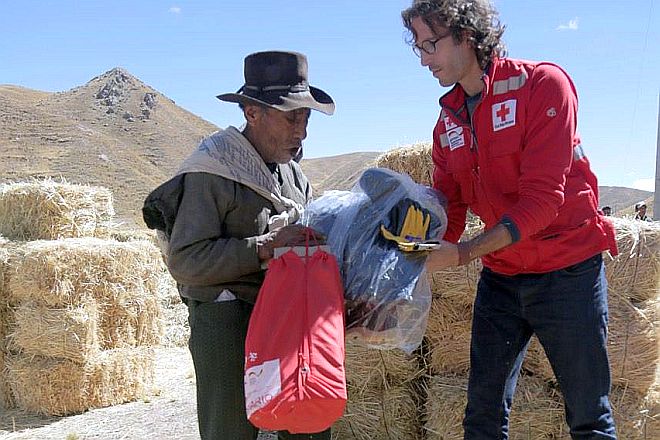 Peruanische Bäuerin mit Helfer