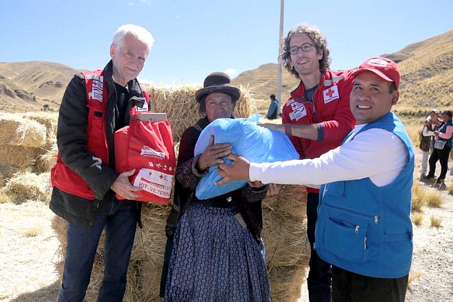 Helfer übergeben Hilfsgüter an peruanische Dorfbewohner