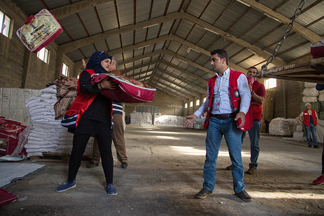 Irakische Helfer beladen Transporter mit Decken