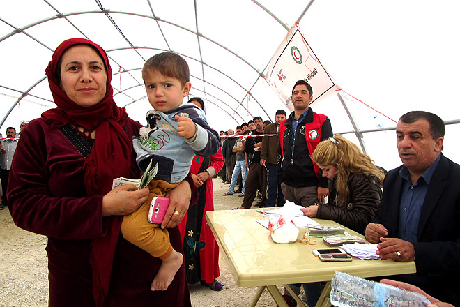 Frau mit Kind in Flüchtlingszelt