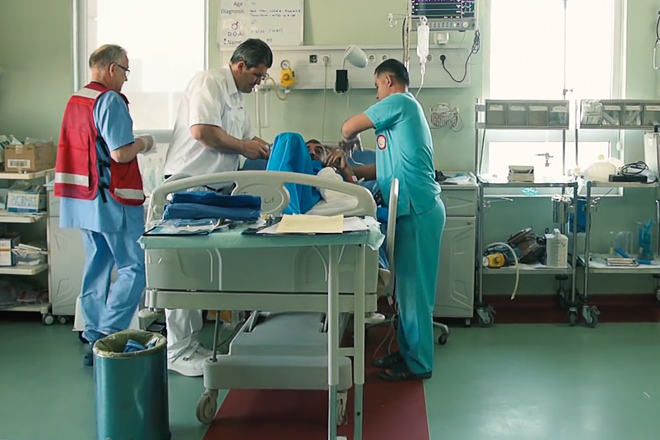 Foto: Ein medizinisches Team behandelt einen Iraker im Krankenhaus